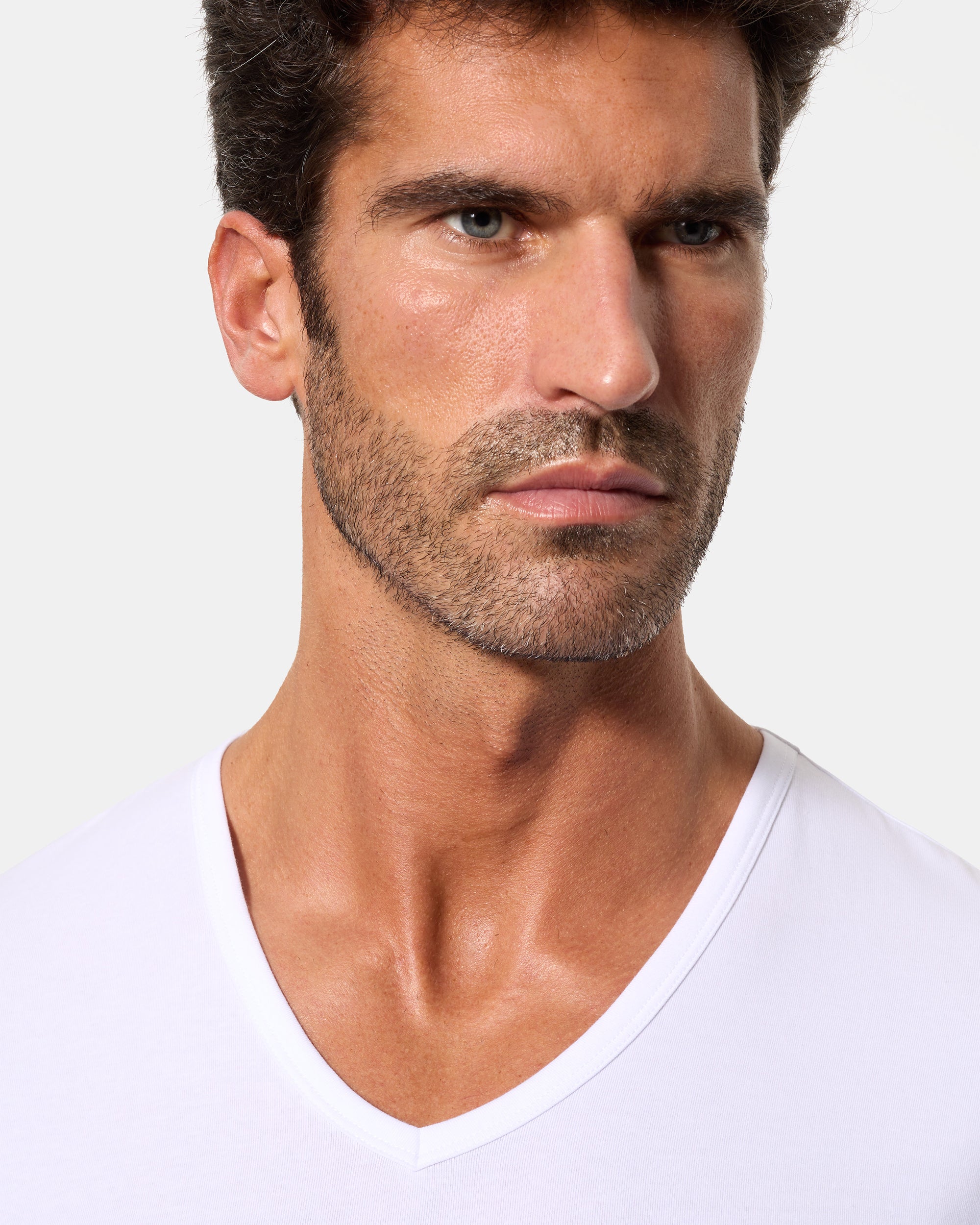 Abanderado Men's Long-Sleeved V-Neck T-Shirt with Regul'activ Thermoregulatory Technology in Stretch Cotton, White