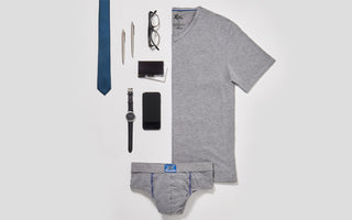 5 looks para combinar una camiseta gris de hombre | Abanderado