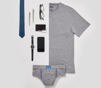 5 looks para combinar una camiseta gris de hombre | Abanderado