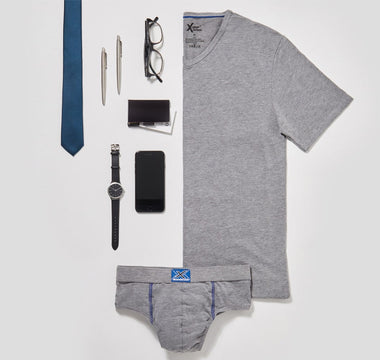 5 looks para combinar una camiseta gris de hombre | Abanderado