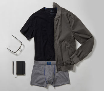 Los mejores looks para combinar una camiseta negra de hombre | Abanderado
