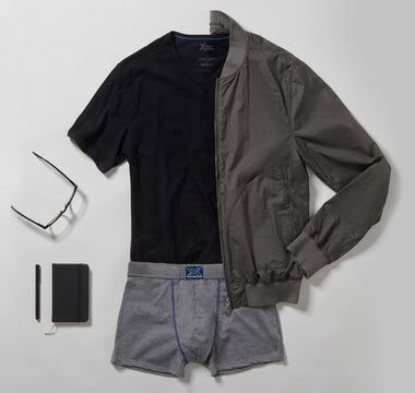 Los mejores looks para combinar una camiseta negra de hombre | Abanderado